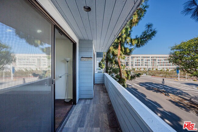 Building Photo - 310 Tahiti Way