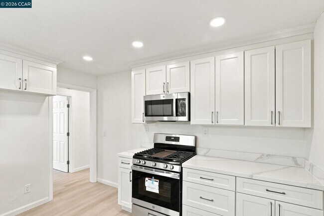 Building Photo - 53 Ramona St