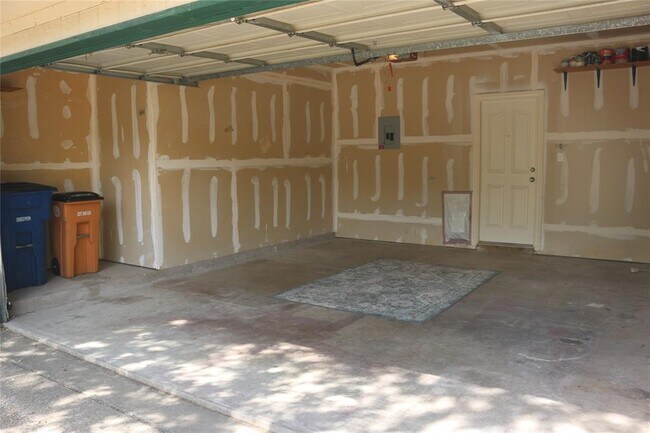 Building Photo - 8408 Siskin Cove