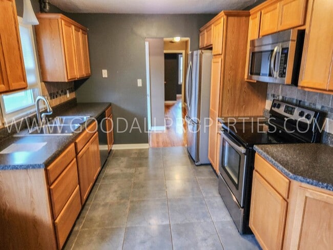 Building Photo - Charming 4-Bedroom Ranch in West Des Moines with a fenced in yard and a finished basement!!