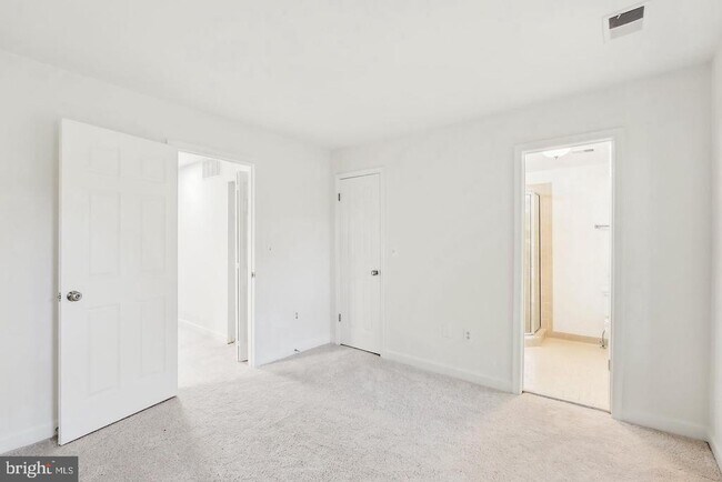Building Photo - 695 W Glebe Rd