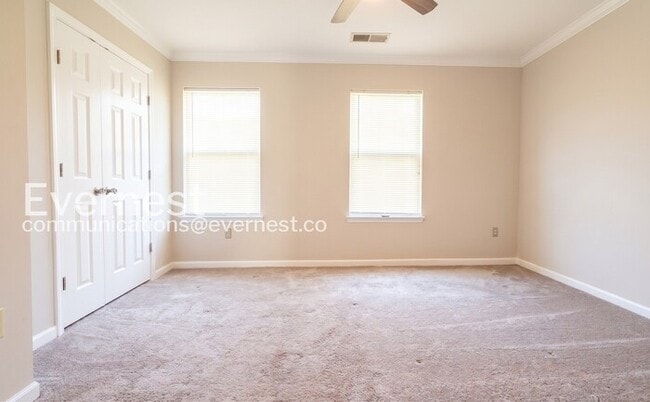 Building Photo - 2 Bed/1.5 Bath Townhome with Garage / Vouchers Accepted / Available Now!