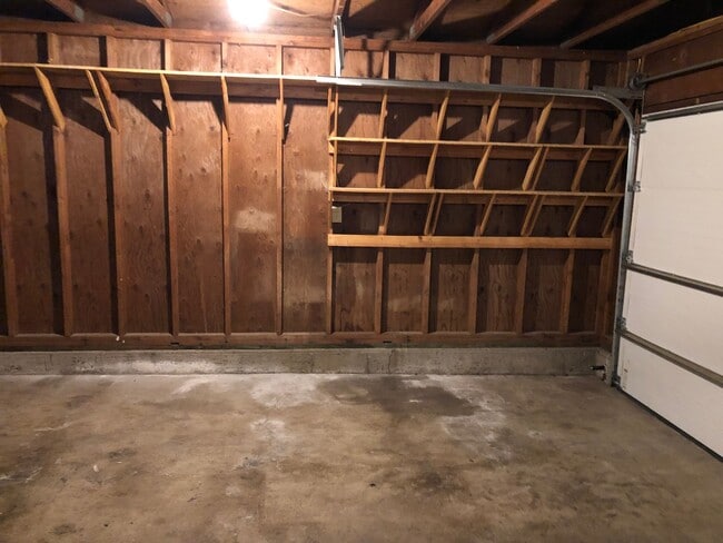 Building Photo - Updated 3 bedroom 1.5 bathroom house in Springfield!