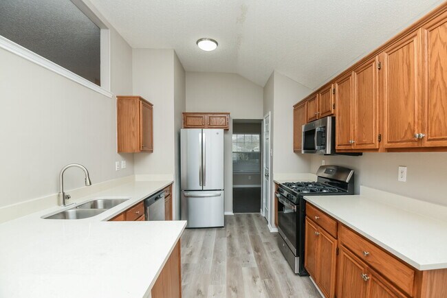 Building Photo - 5133 Eastcreek Dr