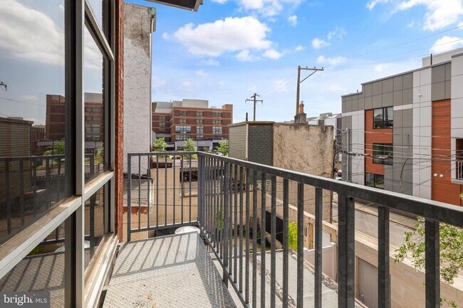 Building Photo - 1704 W Girard Ave