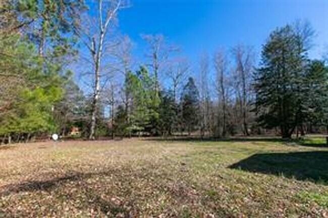 Building Photo - Call Sabrina at 757-767-0767 for more information