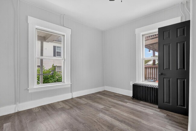 Building Photo - 571 Amherst St