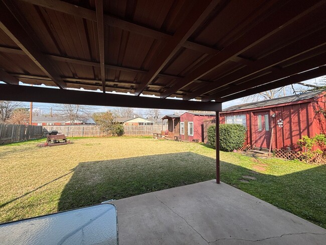 Building Photo - Central Bossier Beauty!