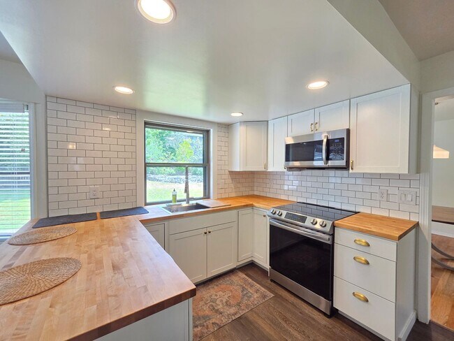 Building Photo - $3,050 - 4 Bed / 2.5 Bath Beautiful Home in Upper South Hill