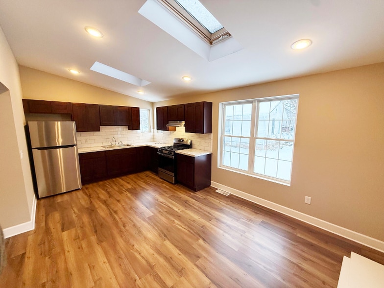 Building Photo - 2743 W Church St