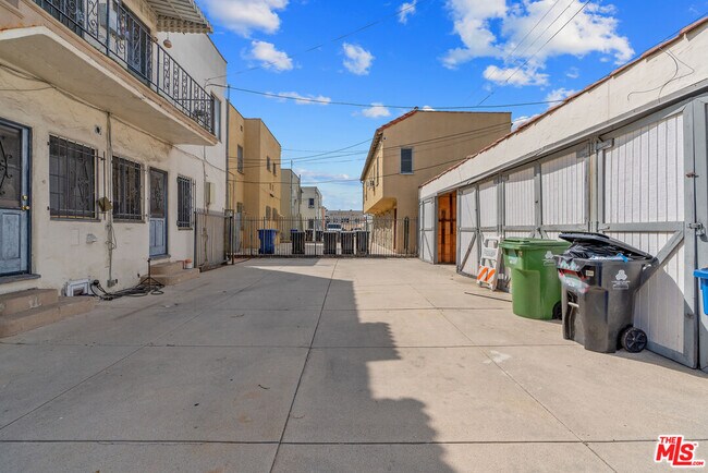 Building Photo - 351 N Sierra Bonita Ave
