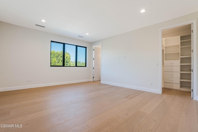 Building Photo - 252 Capri Dr