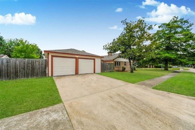 Building Photo - 15834 Fern Basin Dr