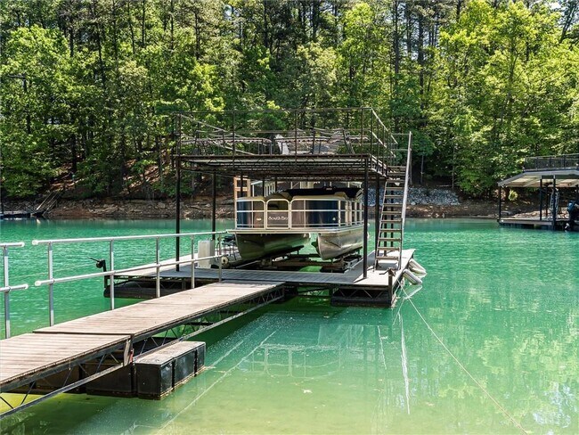 Building Photo - 6265 Lakeview Dr