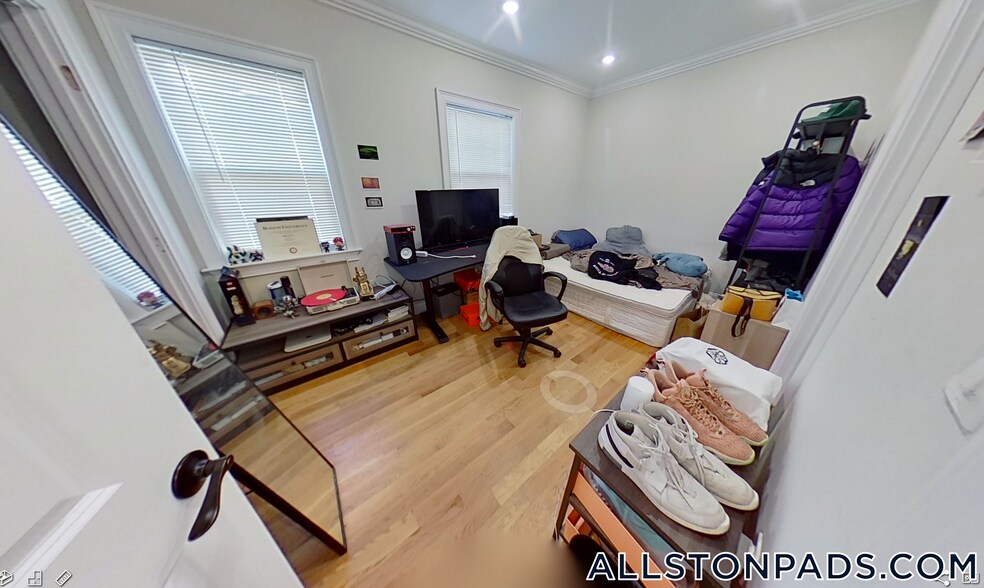 Building Photo - 62 Gordon St