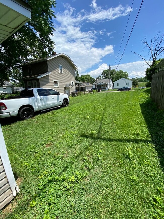 Building Photo - 2 Bedroom House Basement & Garage - Fenced...