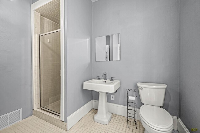 Building Photo - 626 NE Russell St