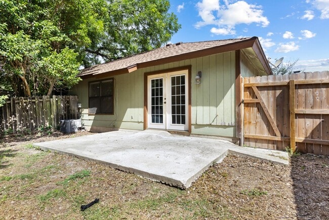 Building Photo - Charming 2-Bedroom Home in Boerne, Texas: ...