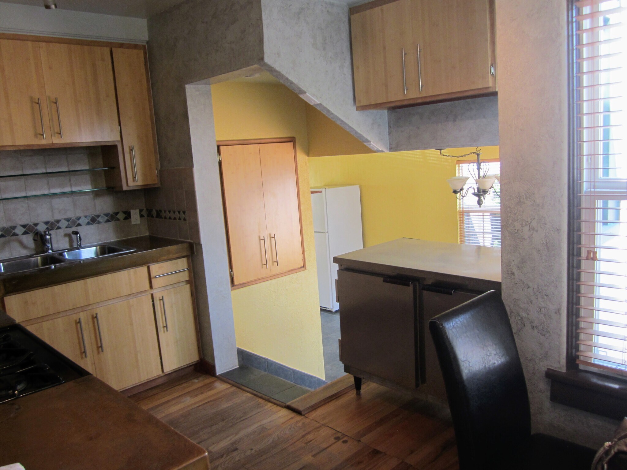 Kitchen opens up to dining room - 7605 Robinson Way