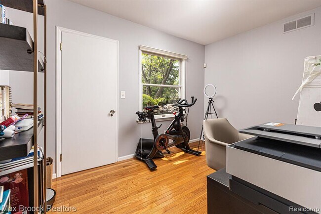 Building Photo - 328 George St