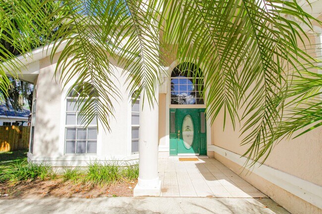 Building Photo - Beautiful Lake front home in West Kissimmee