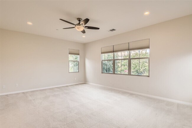 Building Photo - Don't miss out on this 4 Bedroom/ 4.5 Bath...