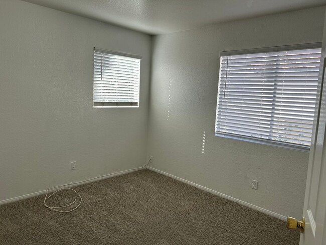 Building Photo - 4 Bedroom Pool Home