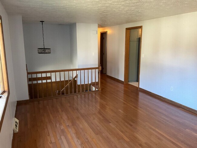 Building Photo - Spacious 3bed 3 bath Split-Level in Bethel Park – Updated Interiors & Private Backyard Oasis