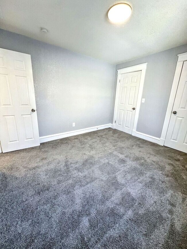 Building Photo - Spacious & Charming 5-Bedroom Home with Mo...