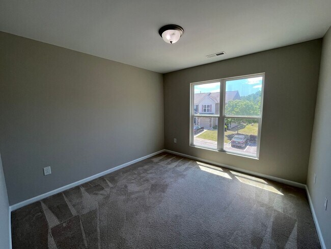 Building Photo - Corner Unit 3BD, 2.5BA Townhouse in North ...