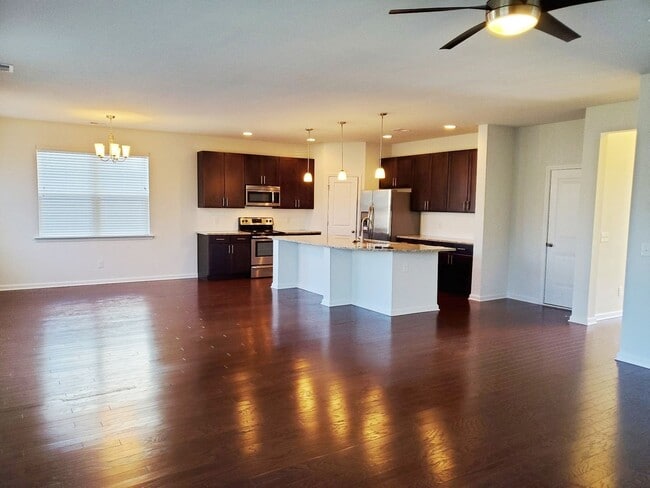 Building Photo - **Available Now** 3 Bedroom, 2.5 bath home with Great neighborhood amenities!