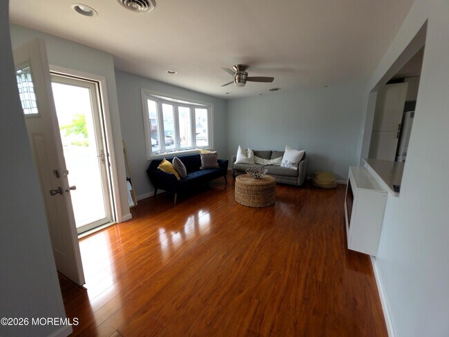 Building Photo - 129 E Raritan Dr