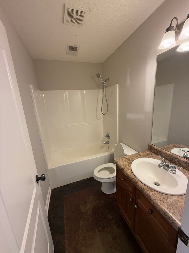 Building Photo - BAYOU VISTA RENTAL HOME 3 BED 2 BATH FENCE...