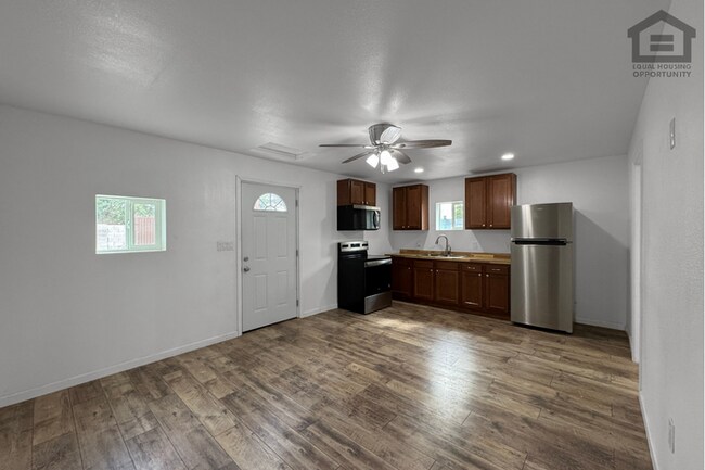 Building Photo - 1Bed/1Bath Casita at Ray Rd/Arizona Ave! Ready for Immediate Move-In!