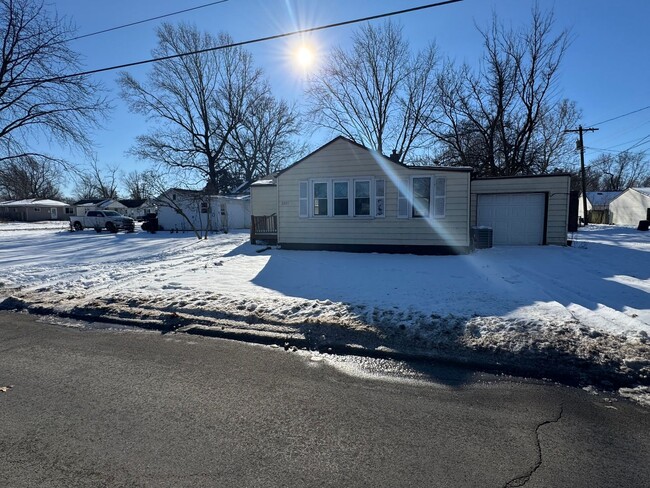 Building Photo - Pantry Paradox: 2 Bed/1 Bath House with a ...