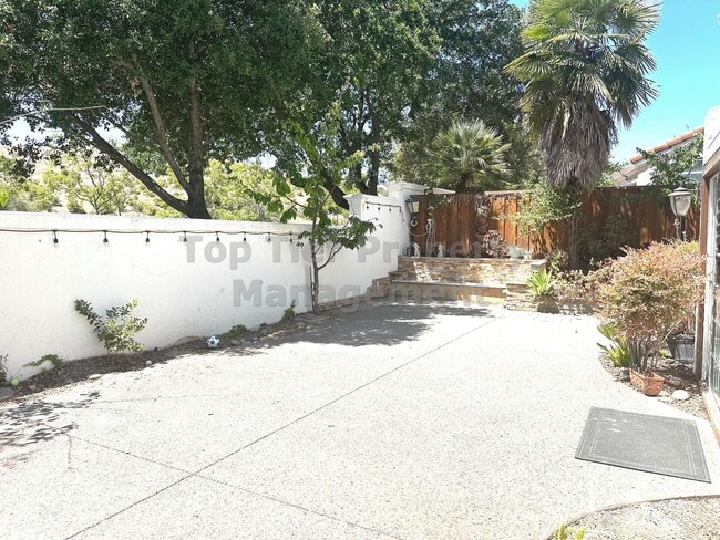 Building Photo - Beautiful 3 Bed / 2.5 Bath / 2,211 Sqft Sa...