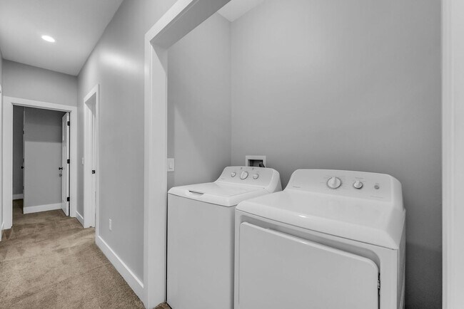 Building Photo - Beautiful 2020 Layton Home with High Ceilings & Modern Finishes