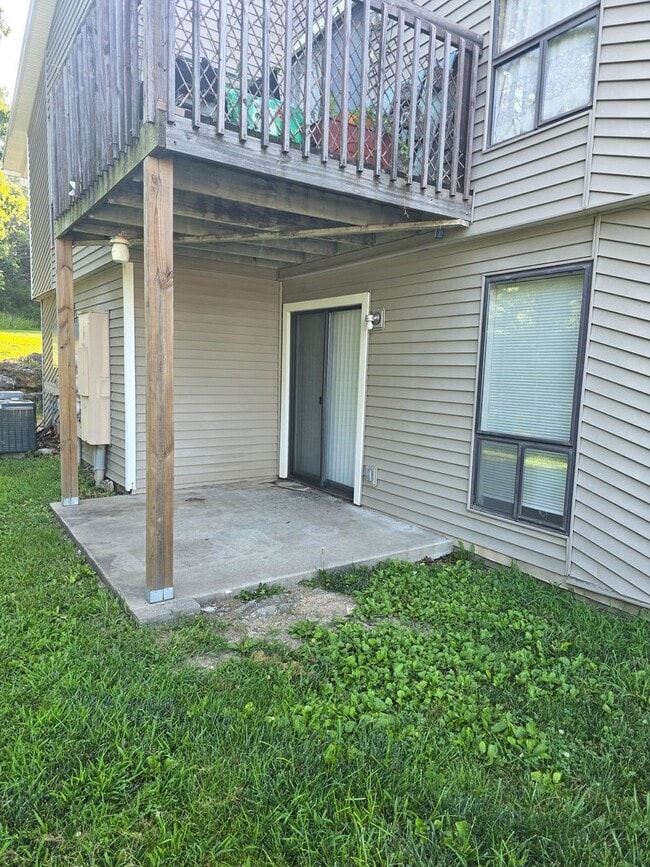 Building Photo - 2 Bedroom 1 Bathroom Apartment in heart of Osage Beach!