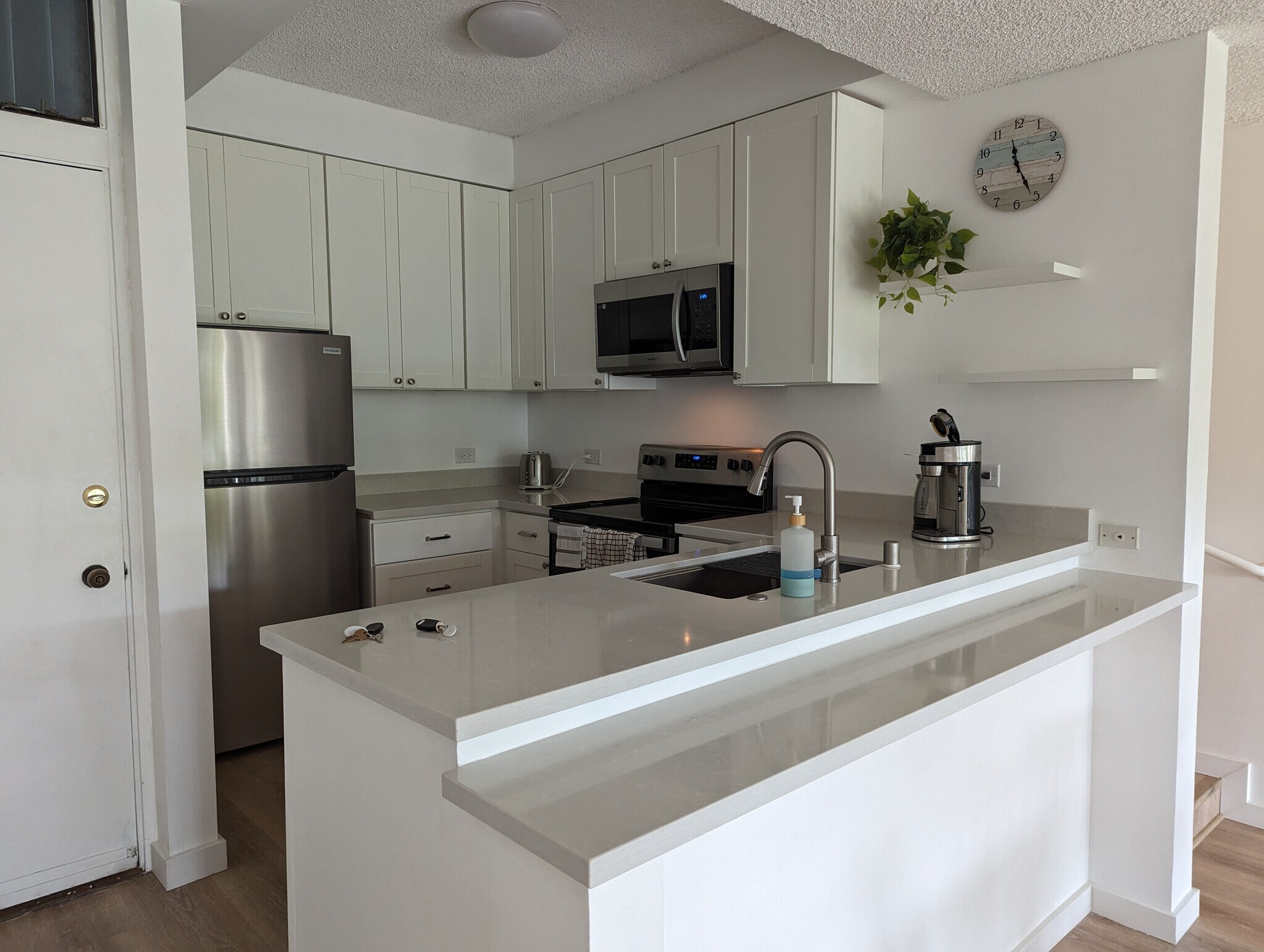 Newly renovated kitchen - 1030 Aoloa Pl