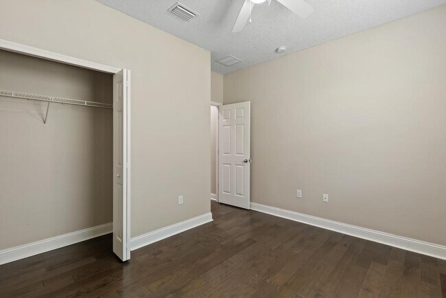 Building Photo - 1025 Santa Cruz St