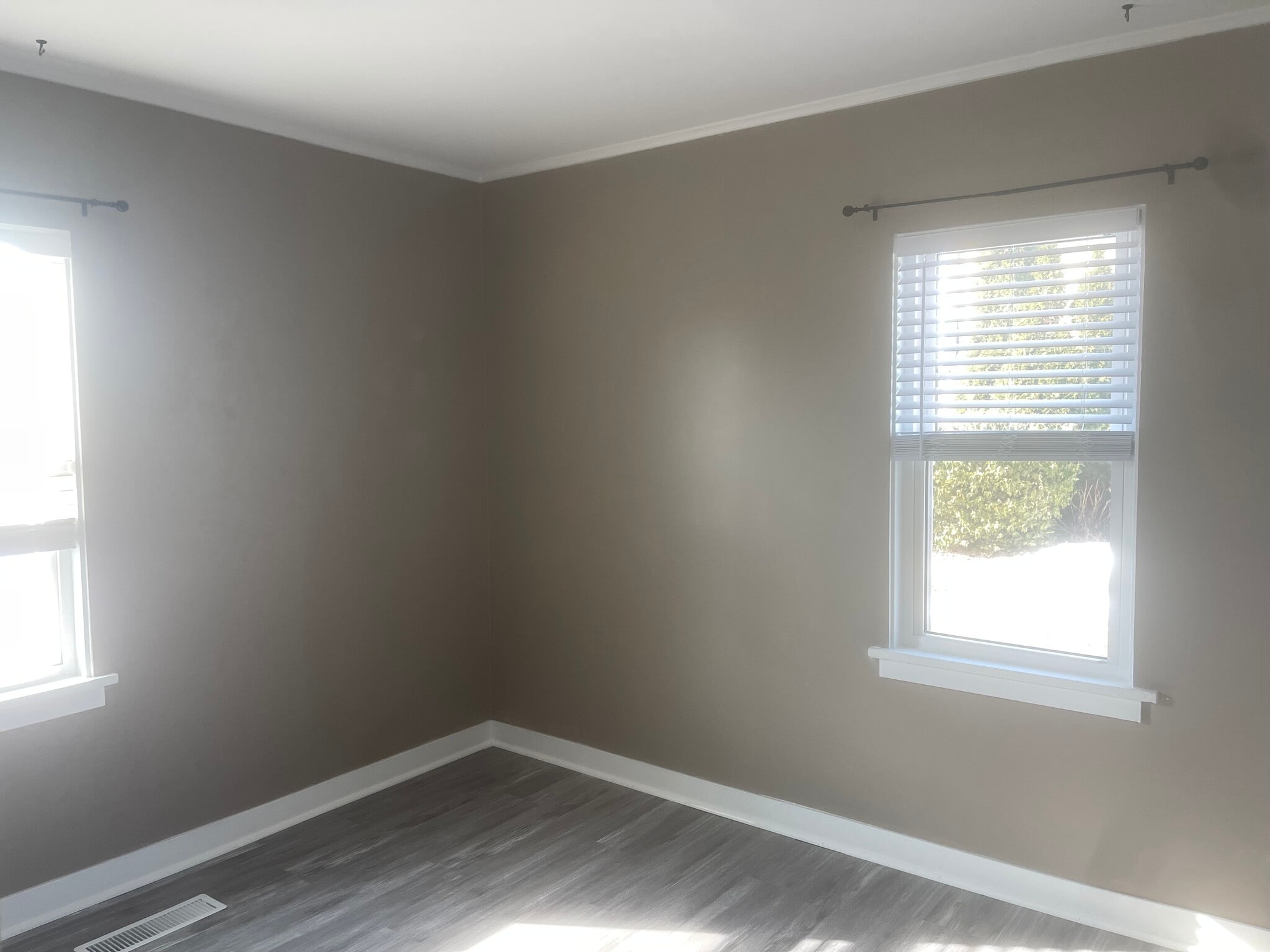 Building Photo - 512 E 77th Ave