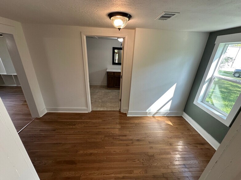 Building Photo - 204 S 11th St