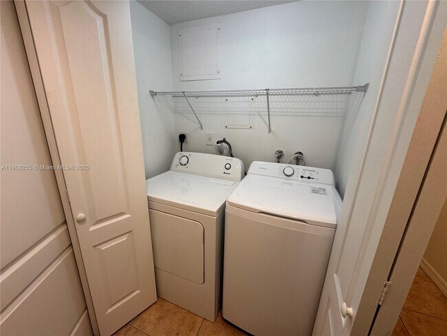 Building Photo - 9340 Fontainebleau Blvd