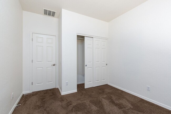 Building Photo - STALLION MOUNTAIN - HUGE 4 BEDROOM, 3 BATH UPGRADED SINGLE STORY