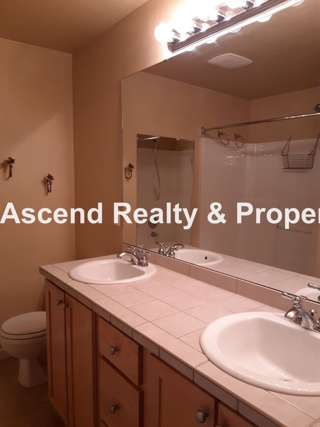 Building Photo - Sexton Mtn 3 Bed End Unit Townhome, Huge G...