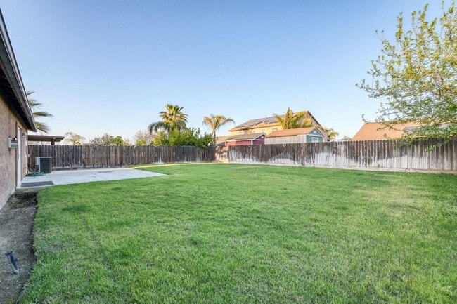 Building Photo - Clean and neat 4 bedroom, 2 bathroom single story in the Fancher Creek area 93727