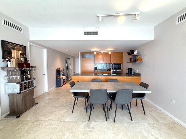 Building Photo - 475 Brickell Ave