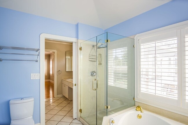 Building Photo - 1809 Versailles Ave