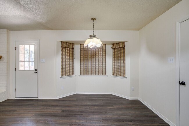 Building Photo - Amazing 4 Bedroom 2, Bath Home in Desirabl...