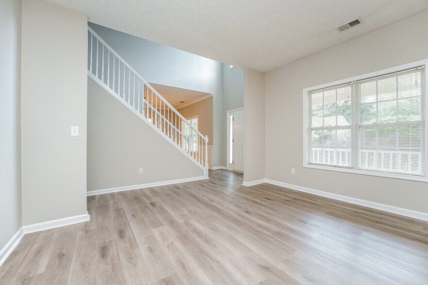 Building Photo - 2307 Santa Anna Ct SE